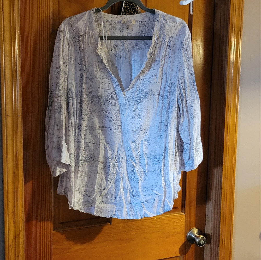 Pre owned white 3 quarter sleeve work shirt. Size 1x. Lila rose brand.